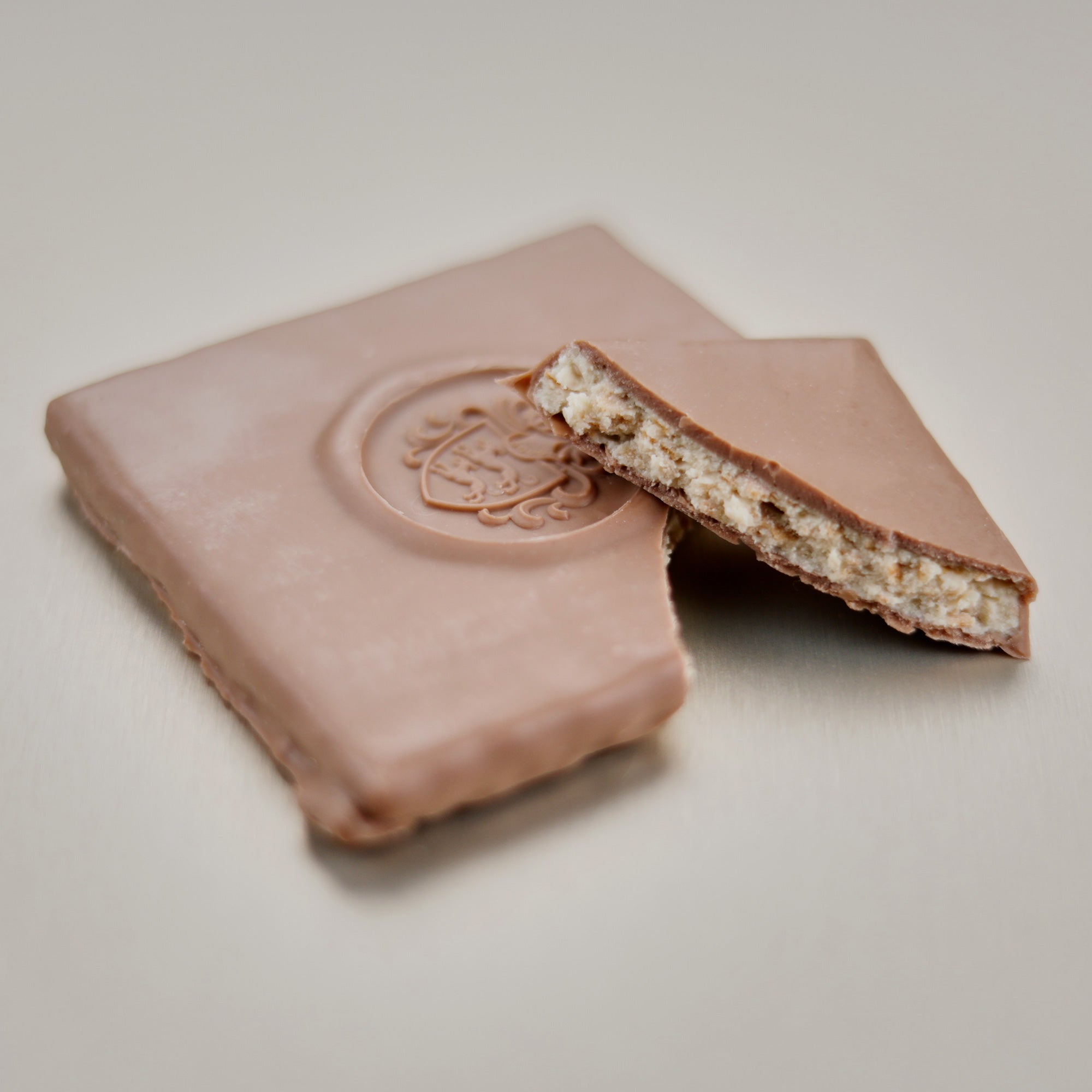 Hand-filled chocolate - Hip almond nougat whole milk